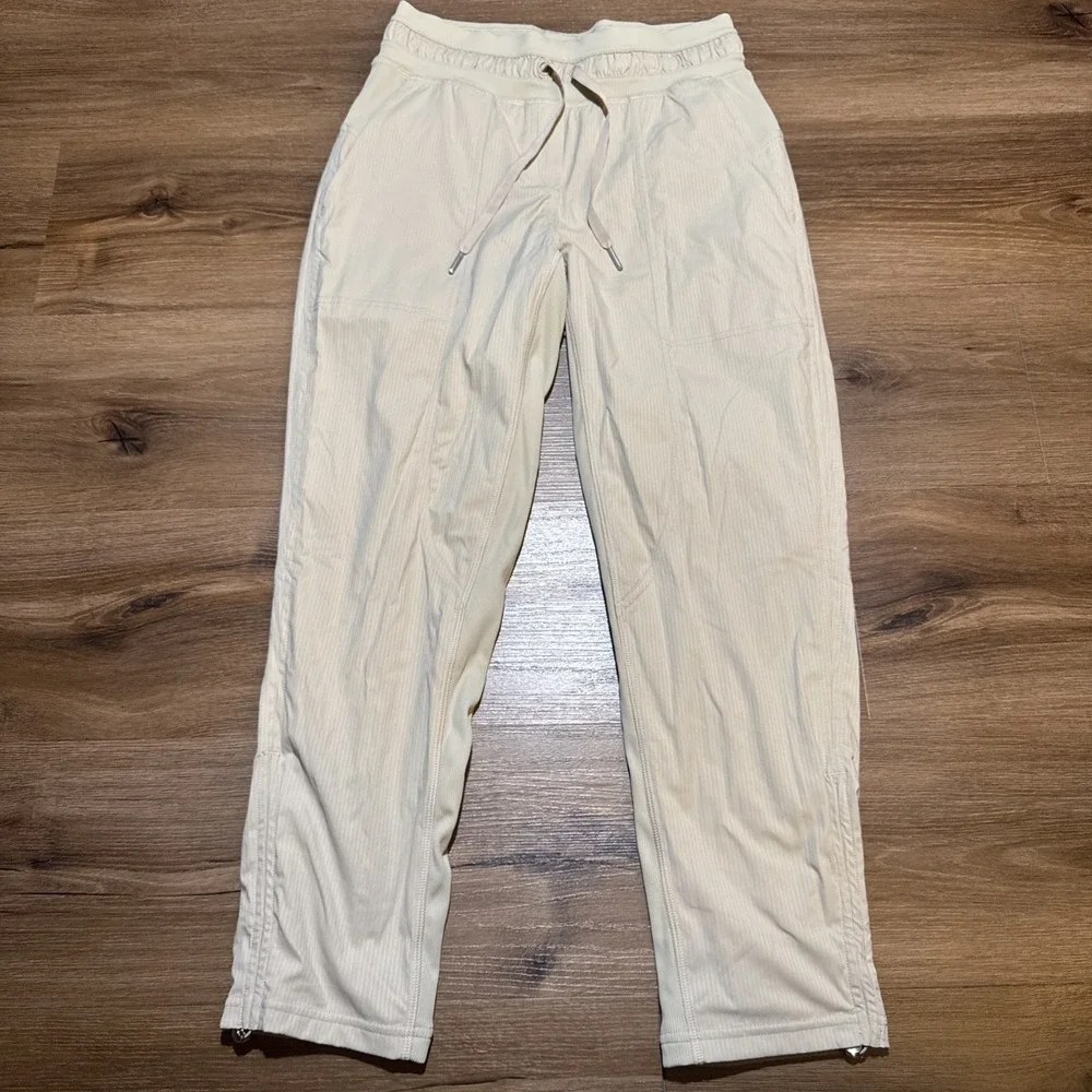LULULEMON Dance Pant Studio Mid Rise Lined Crop  Size 2  25